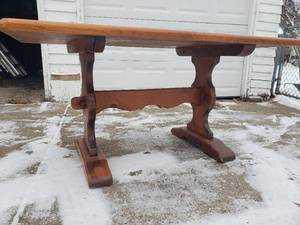 lot 50 image: Handsome Knotty Pine Harvest Table