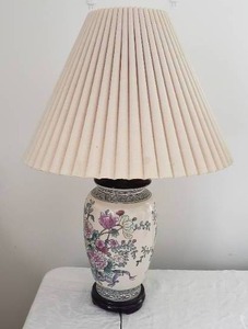 lot 19 image: Vintage Porcilain Oriental Lamp