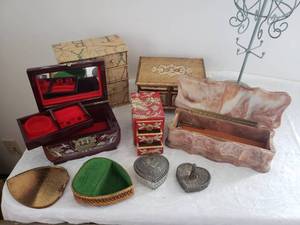 lot 117 image: Jewelry Chest Collection