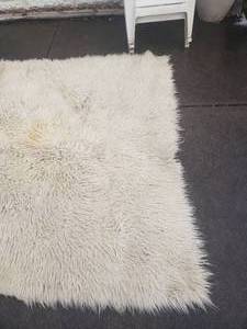 lot 24 image: 7x10 Wool Flokati Style Rug