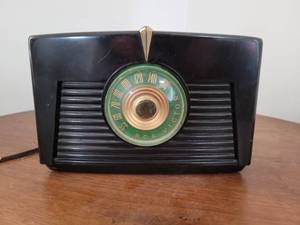 lot 103 image: Vintage RCA Victor Model 8-X-541 Radio