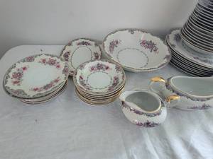 lot 77 image: Vintage Corsage China Service by Grace China