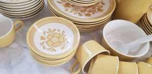 lot 44 image: Retro 60s Yellow Flower Power China Service  41 pieces