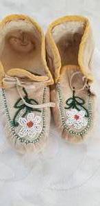 lot 124 image: Childs Native American Indian Beaded Moccasins  Red Lake Tribe