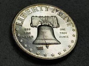 lot 25 image: 1 TROY OZ .999 FINE SILVER LIBERTY MINT ROUND