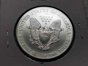 lot 30 image: 2001 AMERICAN SILVER EAGLE 1 TROY OZ .999 FINE SILVER DOLLAR