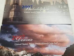 lot 47 image: 2007 P & D US MINT SET