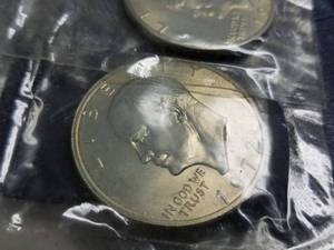 lot 71 image: 2 US 40% SILVER EISENHOWER DOLLARS 1971 1972