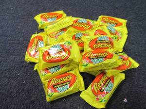 lot 139 image: 18 Reeses Peanut Butter Eggs...