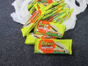 lot 142 image: 18 - 1.2 oz Reeses Mallow -Top...