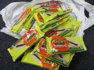 lot 143 image: 18 - 1.2 oz Reeses Mallow -Top...