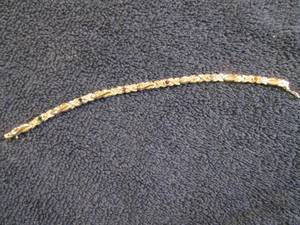 lot 76 image: Silvertone Mom�s Round Birthstone ...