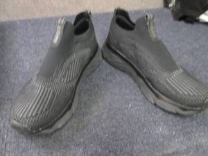 lot 374 image: Skechers Mens GOrun Max Cushioning...