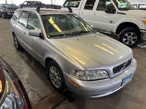 lot 9 image: 2003 Volvo V40 Wagon