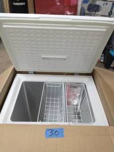 lot 30 image: MAGIC CHEF 5.0 cu. ft. Chest Freezer in White
