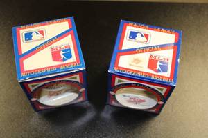 lot 61 image: 1987 & 1991 Minnesota Twins Facsimile Autograph Team Baseball