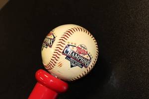 lot 90 image: Minnesota Twins 2002 Division Champions Budweiser Beer Tap Handle