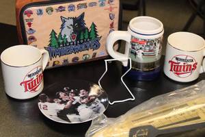 lot 101 image: Minnesota Twins & Timberwolves Novelty Resale Lot  9 Items