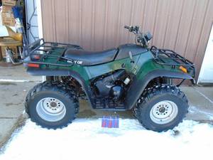 lot 1 image: Arctic Cat 500 Auto 4 x 4. Turns over. Has no battery. Doesnt start. Good used condition. As shown. THIS ITEM HAS A RESERVE.