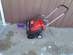 lot 4 image: Toro S620 Snow thrower. Consignor states it runs but we couldnt get it to fire. As shown.