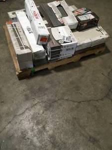 lot 32 image: Pallet With Assorted Ceramic Tile Diferents Stiles And sizes Customers Returns