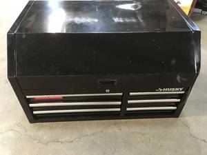 lot 21 image: Husky 41 Top Tool Chest Customer Returns with damage on the cornerd see pic