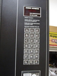 lot 1 image: Vending Machine - Candy