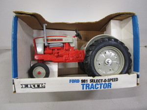 lot 26 image: Ertl Ford 981 Toy Tractor