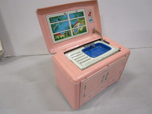 lot 27 image: Vintage Tin KitchenEtte