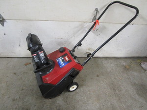 lot 8 image: Toro Snow Thrower