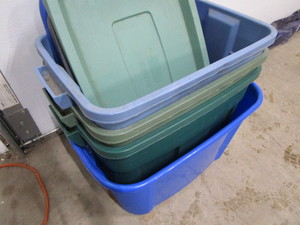 lot 44 image: Totes - Rubbermaid