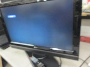 lot 5 image: LG 32 inch tv with remote powers on...
