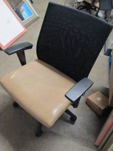 lot 9 image: rolling office chair ...