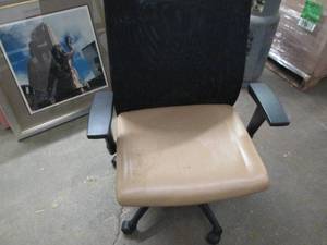 lot 13 image: rolling office chair ...