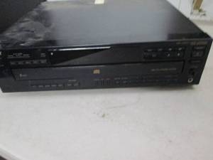 lot 89 image: sony 5 disc cd changer powers on mo...