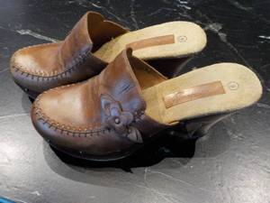 American Eagle size 9 Leather Heels...