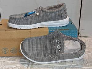 New Girls Hey Dude Shoes Sz 4