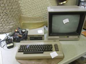 lot 16 image: (RM5) Commodore 64 Computer, 1702 M...