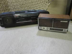 lot 20 image: (RM1) Panasonic Boom Box and Vintag...