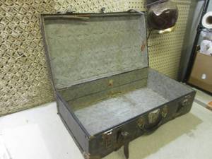 lot 46 image: (EW6) Vintage Suitcase ...