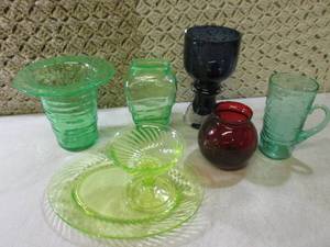 lot 50 image: (F-3) Assorted Colored Glass Decor...