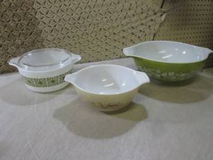 lot 108 image: (D-2) 3 Vintage Pyrex Bowls 1 with ...