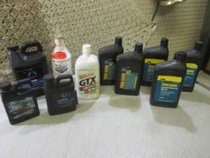 lot 124 image: (D-1) Assorted John Deere Motor Oil...