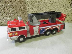 lot 153 image: (EC1) Toy Battery Operated Fire Tru...