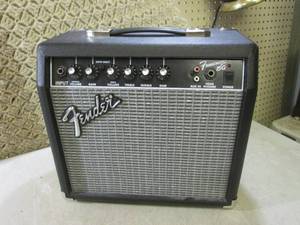 lot 175 image: (D-2) Fender Frontman 15G Guitar Am...