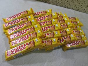 lot 215 image: (B-1) 24 Nestle Coffee Crisp Candy ...