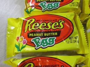 lot 245 image: (B-2) 18 Reeses Peanut Butter Eggs ...