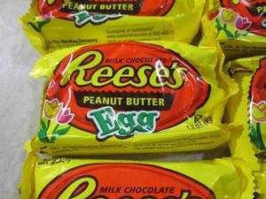 lot 246 image: (B-2) 18 Reeses Peanut Butter Eggs ...