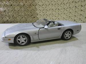 lot 266 image: (FS) Maisto Diecast Metal Corvette ...