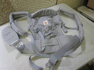 lot 291 image: (F-0) Ergobaby Carry Harness...